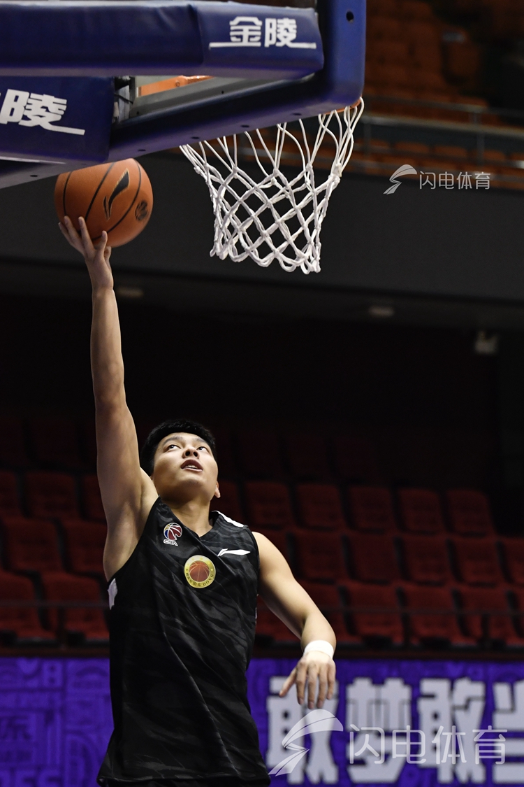 包含山东男篮训练开放日，今晚伤情更新引欢呼，NBA季后赛在即，医务组通报恢复的词条